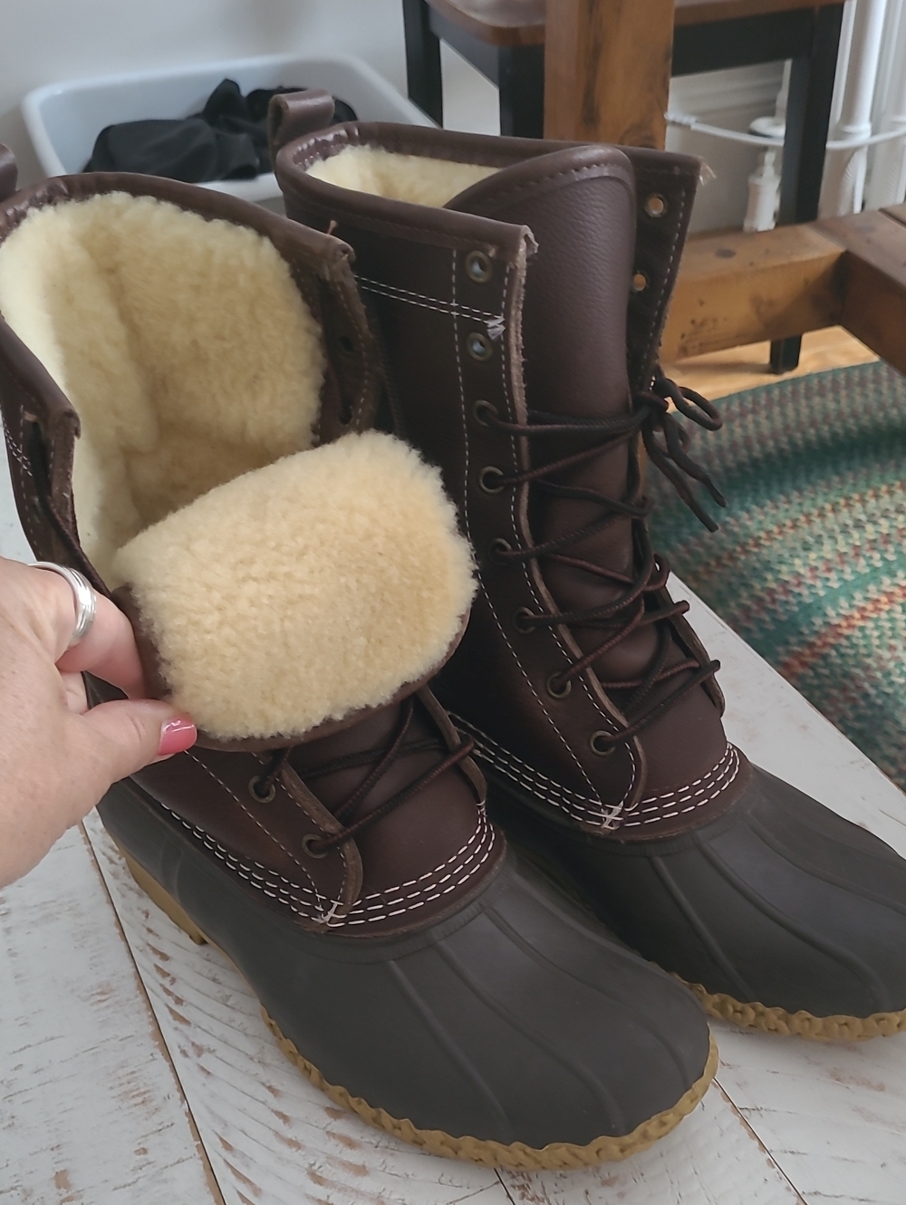 LL BEAN Women’s Waterproof BEAN BOOTS with genuine Shearling Size 9
